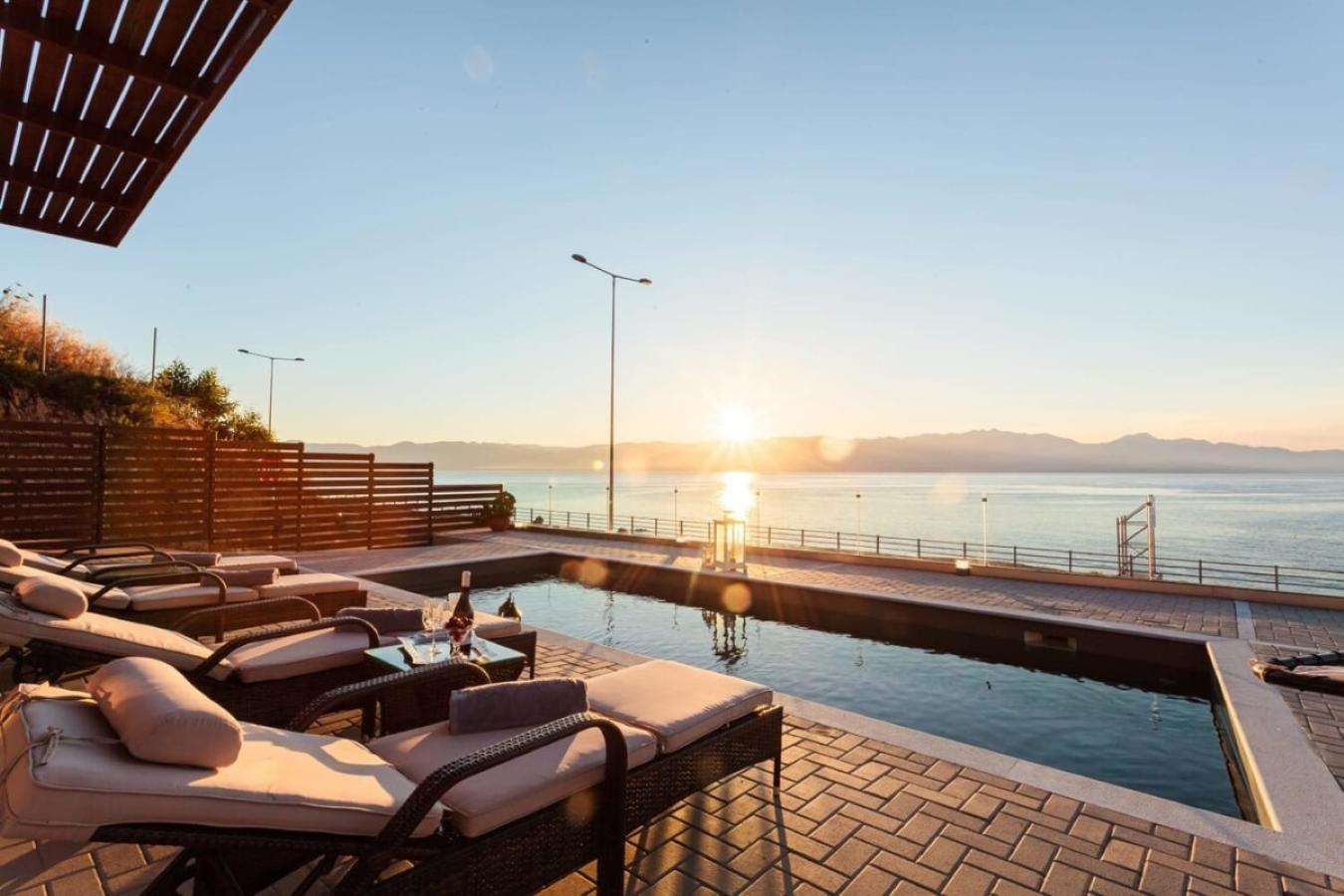 Seaside Summer Bliss - Aurora Luxury Pool Paradise Petalídhion Zewnętrze zdjęcie